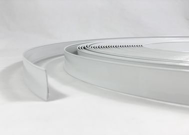 सफेद रंग एल्यूमीनियम तीर आकार प्लास्टिक ट्रिम कैप 3 डी पत्र ट्रिम कैप अच्छा जंग प्रतिरोध